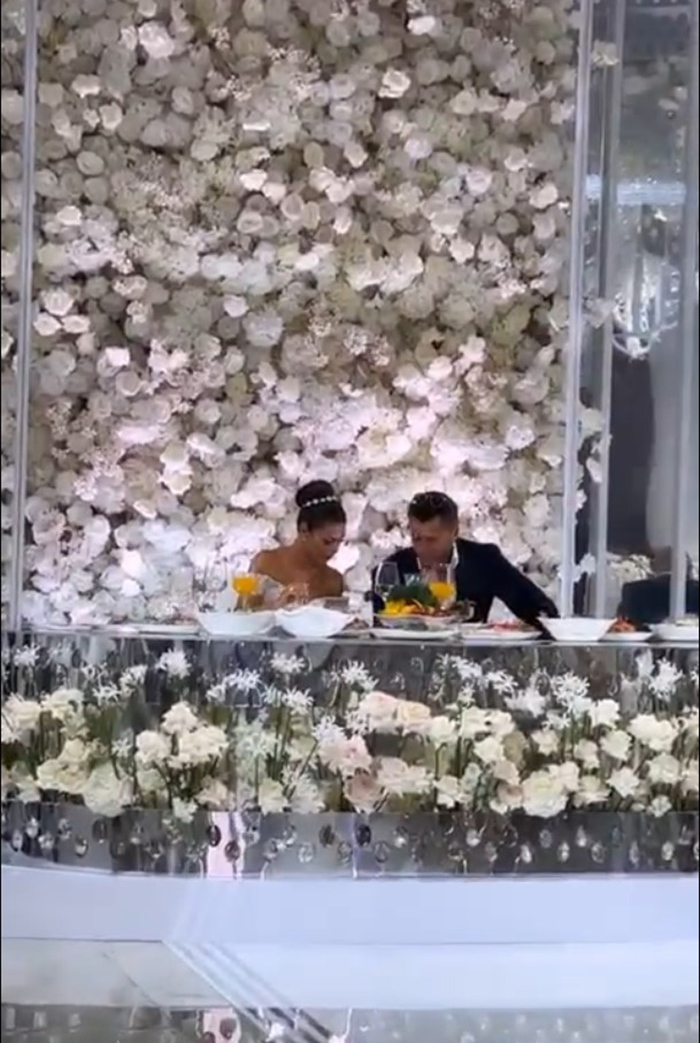 Прилучные утопали на свадьбе в декоре из белых цветов.