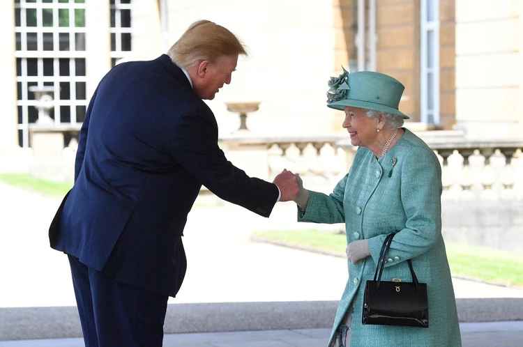 Дональд Трамп встречается с Елизаветой II