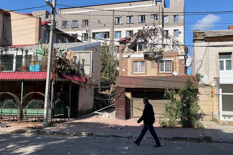 Херсон. Вид на здание, поврежденное в результате обстрела, на улице Белинского. Фото: Владимир Бондаренко/ТАСС
