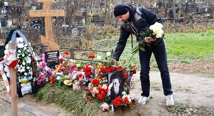 Могила Александра Градского спустя почти год после смерти. Фото: стоп-кадр YouTube-канала Андрея Флора.