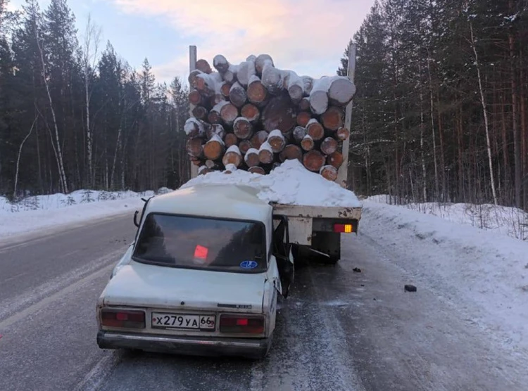 КАМАЗ стоял на обочине дороги. Фото: ГИБДД по Свердловской области