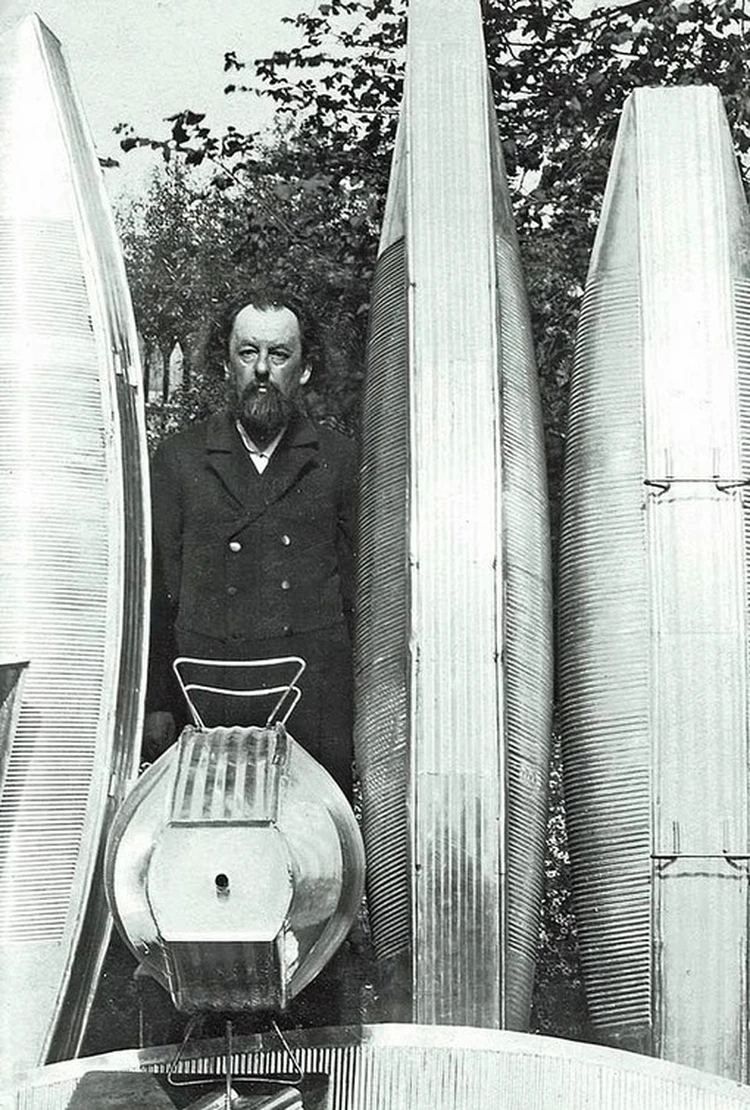 Константин Циолковский в саду с моделями металлического дирижабля. Фото А. В. Ассонова, 9 июля 1913