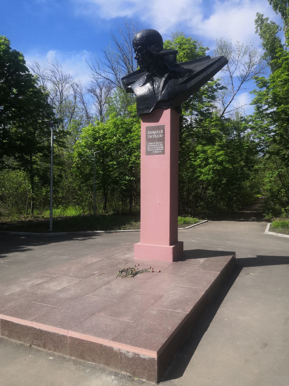 Памятник летчику в Луганске