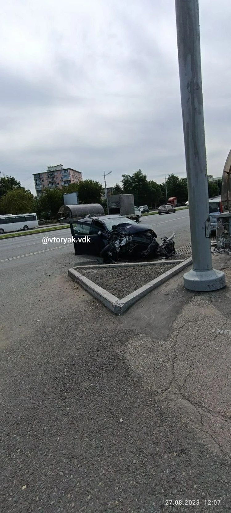 Во Владивостоке автомобиль разбился всмятку об ограждения подземного  перехода - KP.RU