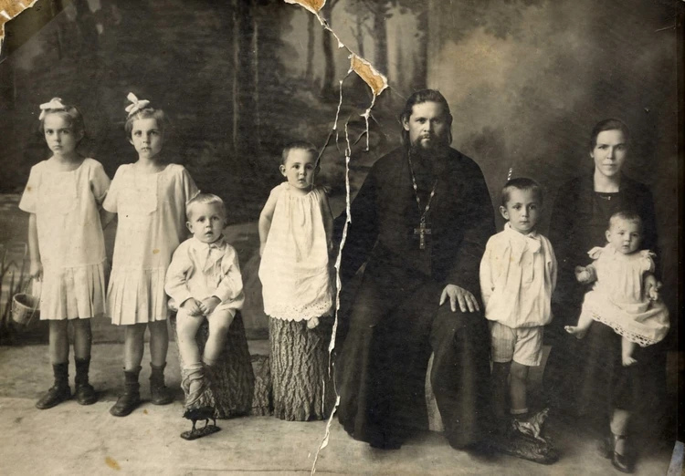 Отец Василий с семьей. Предположительно, фото сделано в конце 20-х годов. Фото: пресс-служба Челябинской епархии
