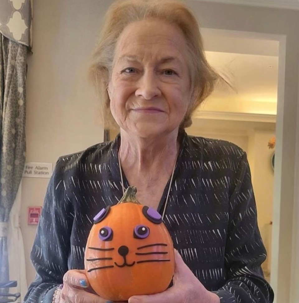 Шерон Стоун скромно отправила своей маме в подарок игрушечную тыкву – символ Хэллоуина . Личная страничка героя публикации в соцсети