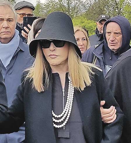 Umělkyně přiletěla na jaře na pohřeb svého přítele, návrháře Valentina Yudashkina.