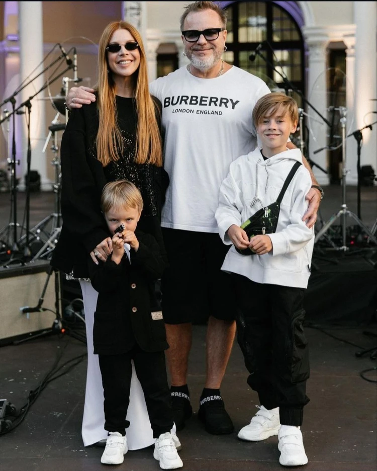 выложила фото подруги нюМаша Бабко с подругой Вроде бы Наташа не пышная женщина, видно у мужиков силенок не хватило!»  Белорусская певица Наталья Подольская оконфузилась на сцене из-за своего  балета - KP.RU