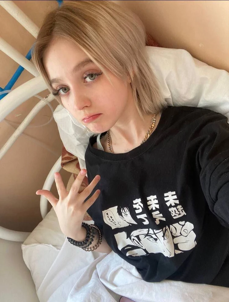 Постит с больничной койки.