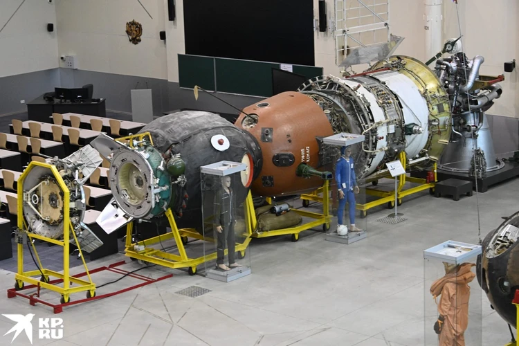 Комплексный стендовый макет космического корабля «Союз», использовавшийся для программы «Союз-Аполлон». height=100% width=100%