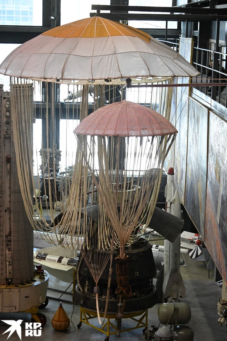 Блок вытяжных парашютов запасной парашютной системы спускаемого аппарата космического корабля «Союз». height=100% width=100%