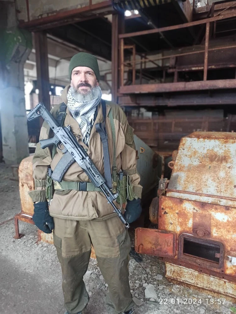 Отец Владислава — Руслан — создатель военно-спортивного клуба «Черноморский витязь» в Одессе.