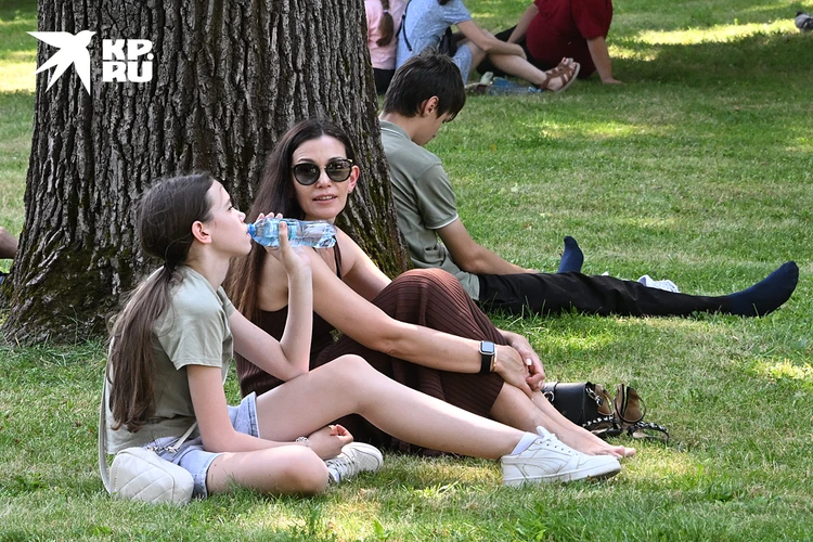 Если чувствуете себя хуже обычного — заторможенность, головокружение, слабость — уходите в тень, пейте воду, охлаждайте тело