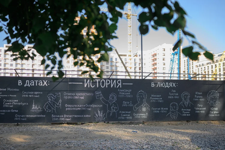 На заборе представлены разные предметы. Фото: предоставлено КП-Новосибирск