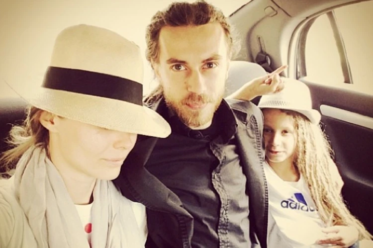 Тони и в детсве подражал отцу. На фото рэпер с сыном и женой. Фото: сецсети Децла