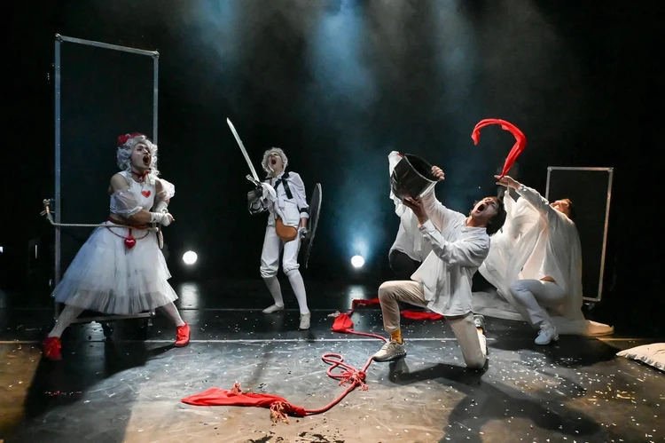 Батальные сцены при всей простоте реквизита решены очень зрелищно.