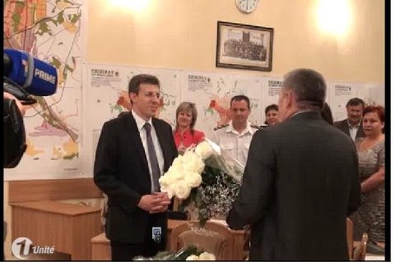 Коллеги встретили Киртоакэ в мэрии 20 июня с цветами и под бурные аплодисменты.