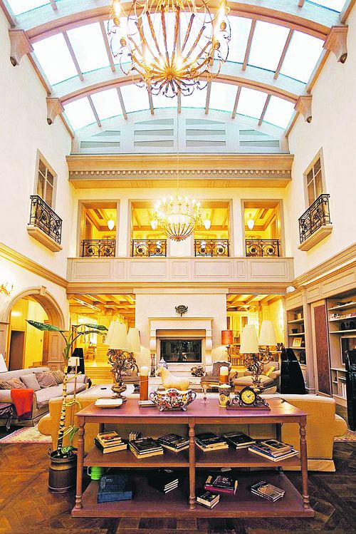 Это - гостиная одного из недорогих особняков на Рублевке. Продается за 73 миллиона долларов.