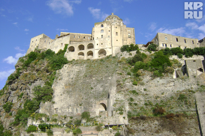 На Искье часто не знаешь: то ли любоваться красотами, то ли штурмовать их (на фото знаменитый Арагонский замок)