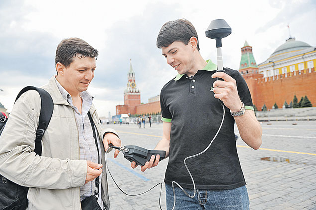Излучение мы проверяли с помощью измерителя электромагнитных полей.