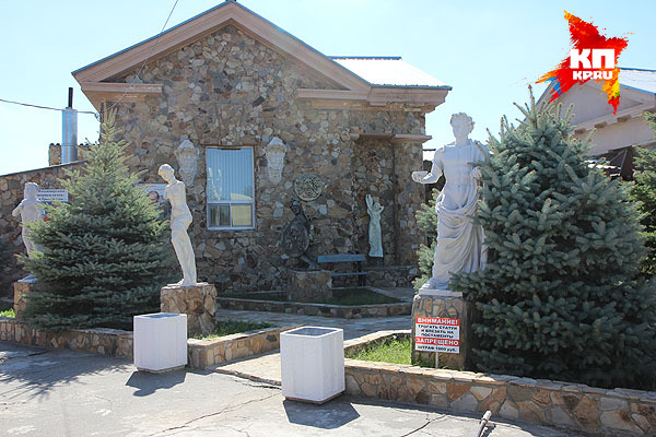 Хозяин турбазы сам проводит экскурсии по своему музею - готов часами пересказывать посетителям историю. Было бы желание слушать!