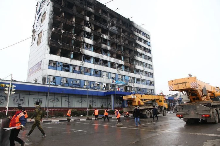 Как горел Дом печати после перестрелки в Грозном: фото с места событий. Metro