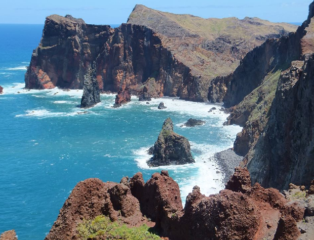 Мадейра хоть и принадлежит Португалии, но до берегов Европы от нее - тысячи километров. До Африки вдвое ближе.