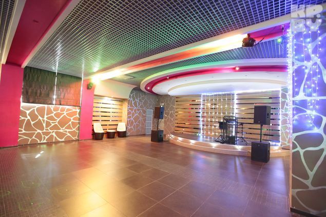 Отдельный танцпол в санатории, где каждый вечер собираются отдыхающие.