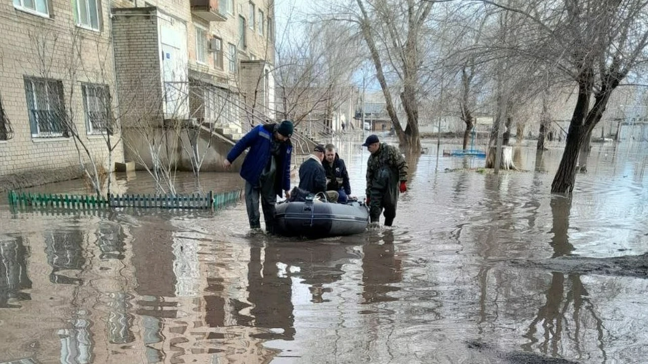 Прорыв дамбы и наводнение в Орске и Оренбурге: последние новости об  эвакуации городов на 7 апреля 2024, видео - KP.RU