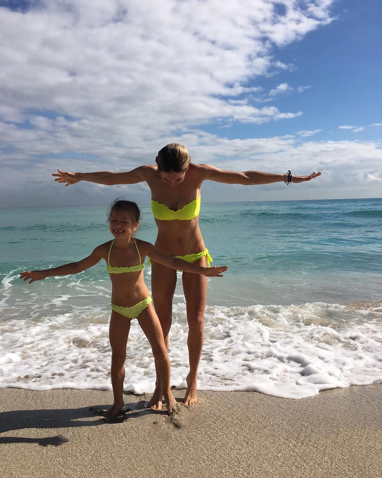мама и дочь на пляже