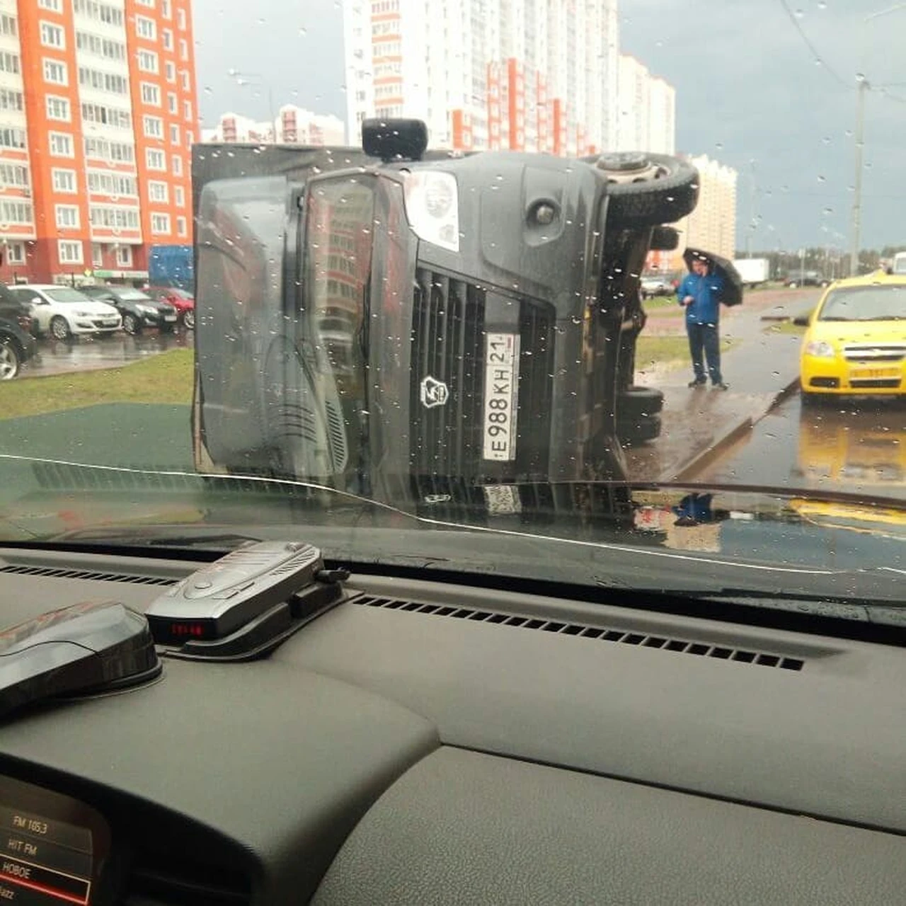 Ураган в Москве: пострадало 17 человек, упало более 900 деревьев,  повреждены 92 автомобиля - KP.RU