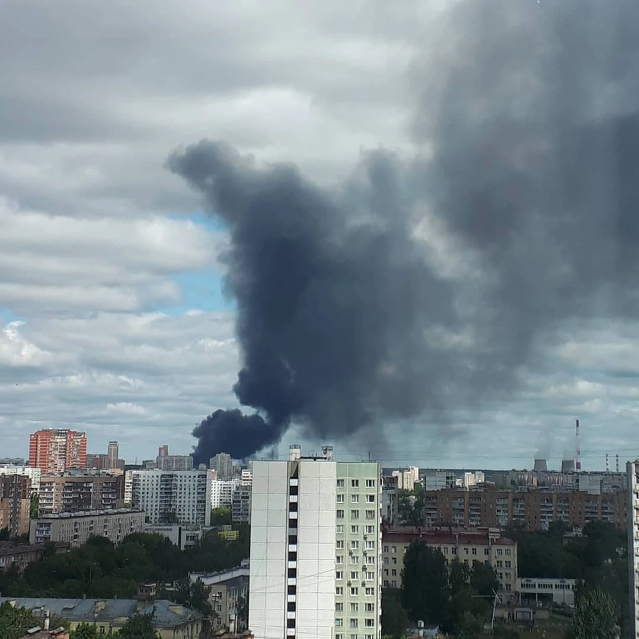 Крупный пожар в Мытищах: вспыхнул склад со строительными материалами - KP.RU